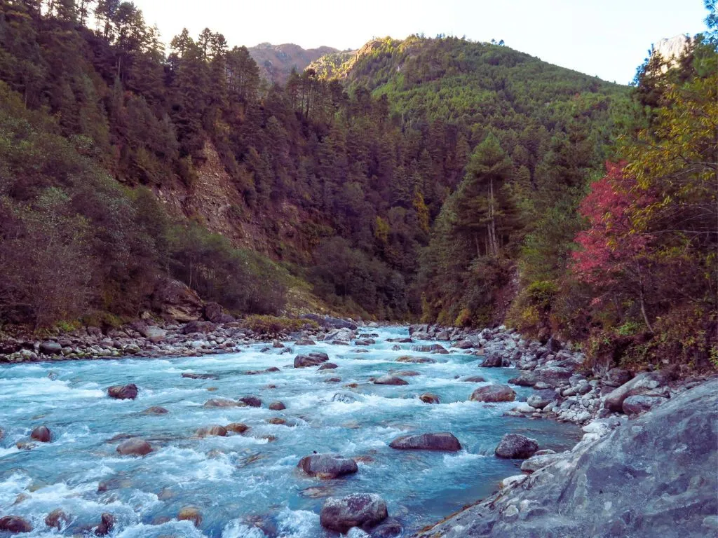 dudhkoshi river flowing through the phakding village on the way to everest base camp